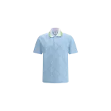 Remera polo de manga corta con diseño jacquard en tono celeste y blanco, cuello camisero blanco con detalles en verde y cierre frontal de tres botones.