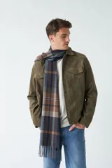 Bufanda a cuadros con flecos en los extremos, en tonos azul marino, gris, beige y rojo.