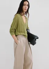 Cardigan Rosi de punto verde con diseño trenzado, escote en V y cierre frontal con botones.