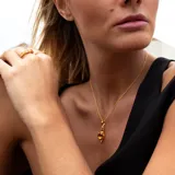 Collar dorado con cadena de eslabones y dije con piedras citrino, diamantes y granates.