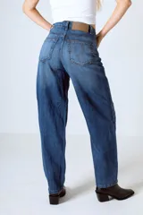 Jean slouchy de tiro alto en color azul con efecto lavado, de corte amplio y relajado en las piernas.