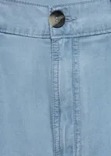 Short de tiro alto color celeste, con cierre de cremallera y botón, trabillas, tejido fluido, detalle de pinzas, diseño corto y dos bolsillos laterales.