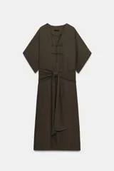 Vestido midi ZW Collection de color verde militar, con escote en pico, mangas anchas por debajo del codo y cierre frontal con alamares. Cuenta con un cinturón del mismo tejido para anudar en la cintura y bajo acabado en línea evasé.