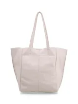 Cartera tipo shopper de cuero color crudo, sin forro y con terminaciones al corte. Presenta gran capacidad y un bolsillo interior con cierre.