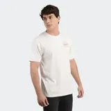 Remera de manga corta color beige, con cuello redondo y pequeño logo de la marca estampado en el pecho.