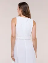 Vestido midi blanco de la marca Nina Leonard, sin mangas y con escote cuadrado. Cuenta con corte en la cintura, bolsillos laterales con solapa, falda fluida con detalle de frunce inferior e incluye un cinturón del mismo género con hebilla carey.