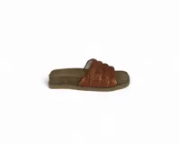 Sandalias tipo chancla color marrón con plantilla anatómica de corcho forrada de cuero y capellada de cuero muy suave capitoneada también forrada en cuero.