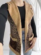 Chaleco largo sin mangas con estampado animal print y borde de piel sintética color beige.