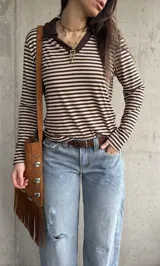Remera de manga larga a rayas horizontales en tonos marrón y beige, con cuello polo contrastante.