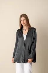 Kimono gris oscuro de manga larga con bolsillos laterales.