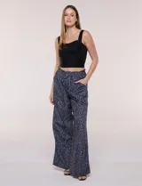 Pantalón wide leg de tiro medio con estampado animal print en tonos grises y negros, de corte holgado y bolsillos laterales. Cuenta con pretina elástica en la parte trasera y bolsillos delanteros aplicados.