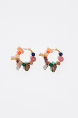 Caravanas de aro dorado decoradas con cuentas de piedras naturales de múltiples colores y abalorios de latón con acabados envejecidos.