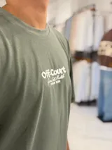 Remera oversize color beige con diseño bordado en el pecho con las palabras Off Court Game Set Match Duxon Team.