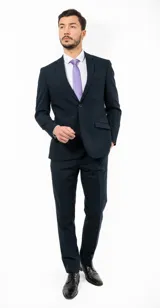 Traje de dos piezas compuesto por saco de dos botones con solapa clásica y pantalón de corte slim fit. Confeccionado en poliéster, presenta un diseño versátil y elegante.