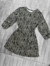 Vestido corto con estampado de cebra en tonos beige y negro, de corte suelto y manga 3/4.