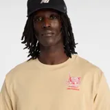 Remera de algodón color beige, de manga corta y cuello redondo, con un pequeño gráfico estampado en el pecho que representa un bowl de ramen y el logo de la marca.