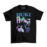 Remera negra de algodón con estampado gráfico estilo bootleg del artista Duki en tonos violeta y verde.