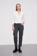 Pantalon de jean de corte recto, tiro medio, con costuras a la vista y cierre frontal con botón.