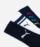 Kit de tres pares de medias deportivas Puma de caña larga, confeccionadas en algodón. Incluye un par blanco con rayas y logo azules, un par negro con rayas y logo blancos, y un par liso de color azul.