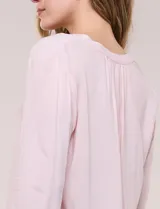 Blusa celeste fluida de viscosa, con escote en V y cuello mao, mangas largas y pliegue central en el delantero.