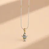 Collar de cadena tourbillón en plata 925 con detalles en oro, que incluye un dije en forma de niño con acabado bicolor en plata y oro, decorado con circonias engastadas en la parte superior.