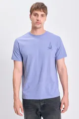 Remera celeste de manga corta con cuello redondo y estampa de un velero con la leyenda "Ocean Racing".