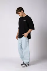 Jean baggy oversize de denim celeste claro, con corte ancho y relajado, estilo urbano.