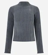 Blusa slim de chenille color beige, con cuello alto y mangas largas.