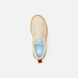 Sneakers de plataforma baja Sorel Ona Ave Low, color blanco con detalles en naranja en el talón, suela de goma marrón texturizada y detalles en celeste en la lengüeta.
