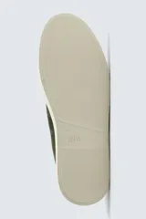 Zapato casual de hombre, color beige claro, con capellada de serraje (gamuza) y cordones finos. Presenta un detalle de bordón en el empeine y suela gruesa de goma a contraste en color crema.