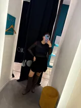 Body de manga larga en color negro, confeccionado con una combinación de paneles de tela opaca y transparencias de tul, con cuello redondo.