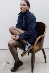 Bota acordonada de cuero vacuno con acabado charol color suela, con suela de goma tipo crepe y costuras reforzadas.