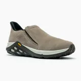 Zapato tipo slip-on Merrell modelo Jungle Moc 2.0, confeccionado en ante de cerdo color marrón. Presenta diseño sin cordones con paneles elásticos laterales para facilitar el calce, entresuela de espuma EVA y suela Vibram de alto rendimiento.