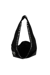 Cartera tipo hobo de Las Oreiro, color bordó, con detalle de tachas metálicas en el borde superior y en la correa. Incluye un dije colgante en forma de corazón con tachas y logo de la marca grabado en la parte inferior.