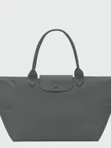 Bolso de mano tipo tote de la línea Le Pliage One de Longchamp, en color bordó. Presenta un diseño minimalista con cierre de cremallera superior, solapa con botón a presión y asas cortas de cuero.