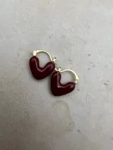 Set de aros tipo argolla con forma de corazón esmaltados en diferentes colores: marrón, blanco, lila y bordó. El cierre es de tipo clip.