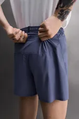 Shorts de running confeccionados en tejido técnico ligero y elástico, con forro interior. Presentan cintura elástica ajustable con cordón interior, aberturas laterales en el bajo, bolsillo lateral multifunción y bolsillo trasero con cierre de cremallera.
