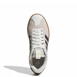 Championes Adidas VL Court 3.0 de color beige con las icónicas tres tiras en tono oscuro y suela de goma tipo cupsole.