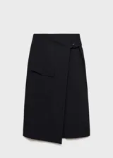 Falda midi negra de corte evasé, con tiro medio, bolsillo lateral, cierre de hebilla y cinturón ajustable.