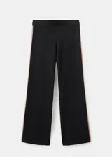 Pantalón de punto negro con diseño recto y holgado, con una franja lateral en tono marrón.