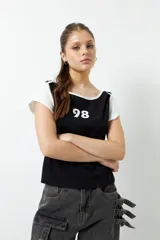 Remera negra de manga corta y cuello redondo, con el número 98 estampado en el frente.