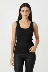 Musculosa de algodón con elastano, de calce ajustado al cuerpo y cuello redondo.