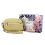Monedero de mano con diseño rectangular y textura granulada, marca Lincoln's. Cuenta con cierre perimetral, bolsillo frontal con cierre y correa de muñeca integrada.