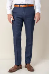 Pantalón de lino azul, de corte clásico y recto, con bolsillos laterales y trabillas para cinturón.
