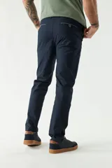 Pantalón chino clásico color ladrillo, de corte slim, con presillas para cinturón.