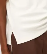 Remera de manga corta con cuello redondo, confeccionada en algodón peruano con acabado suedine. Diseño básico sin estampa, de corte clásico y textura suave.