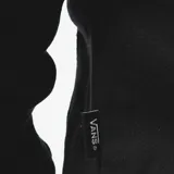 Campera con capucha Vans Classic Zip negra con logo blanco estampado en el pecho.