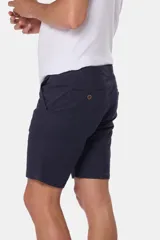 Bermuda color beige con cintura elastizada, bolsillos laterales y traseros.