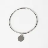 Brazalete tipo esclava de alambre redondo en plata 925, con dije de medalla circular colgante.