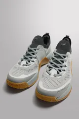 Zapatilla deportiva de entrenamiento con parte superior de tejido de punto transpirable en color verde militar. Cuenta con refuerzos Shield Protect Max en puntera y talón, cierre mediante cordones, tirador posterior y entresuela con tecnología Stabi-pro para mayor estabilidad.